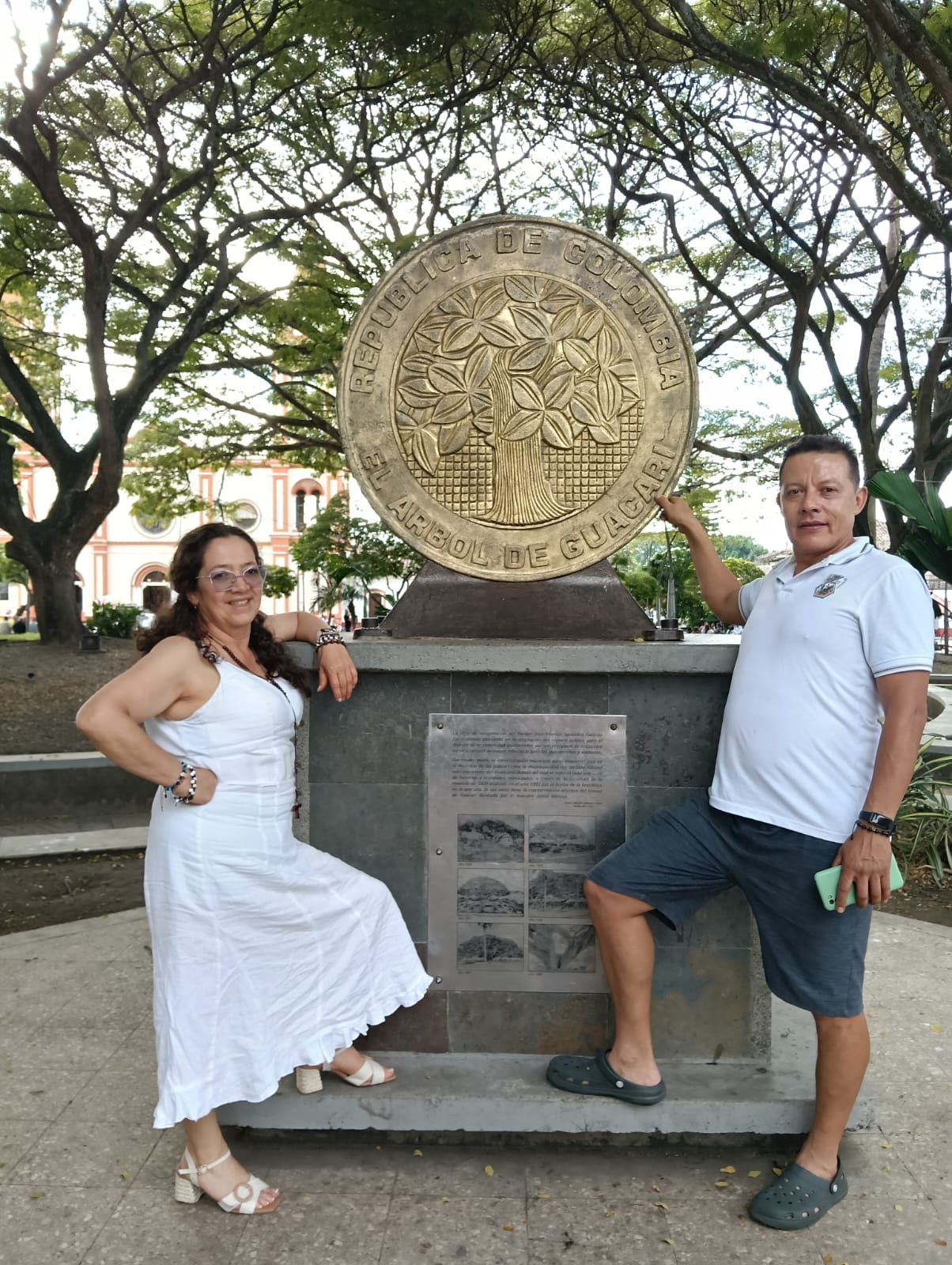 Los padres de Neftalí en la plaza de Sandoná